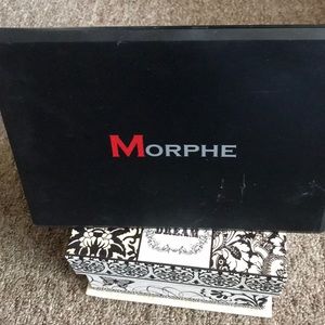 Morphe - lightly swatched eyeshadow palette 35R
